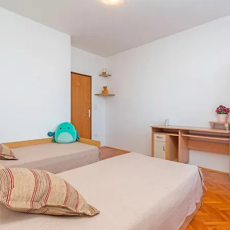 Bright & Spacious With Terrace In Stinjan Appartement