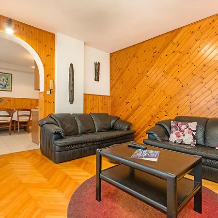 Bright & Spacious With Terrace In Stinjan Appartement