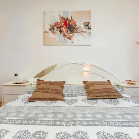 Apartment Bright & Spacious With Terrace In Stinjan Pula