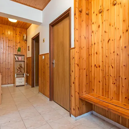 Bright & Spacious With Terrace In Stinjan * Pula