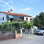 Bright & Spacious With Terrace In Stinjan شقة *
