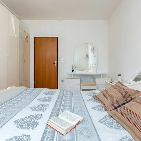 Apartman Bright & Spacious With Terrace In Stinjan