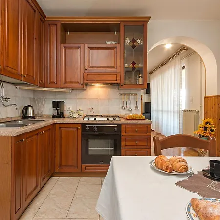 Bright & Spacious With Terrace In Stinjan Apartment
