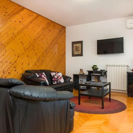 Bright & Spacious With Terrace In Stinjan Pola