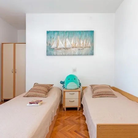 Bright & Spacious With Terrace In Stinjan Appartamento Pola