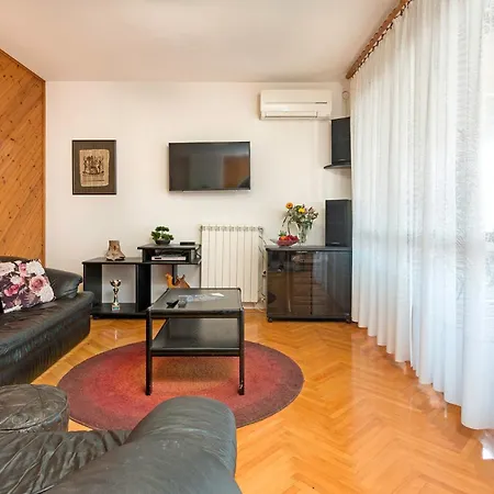 Bright & Spacious With Terrace In Stinjan *