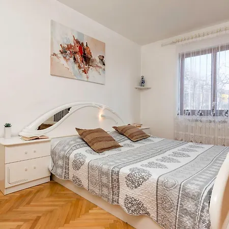 Bright & Spacious With Terrace In Stinjan Apartment