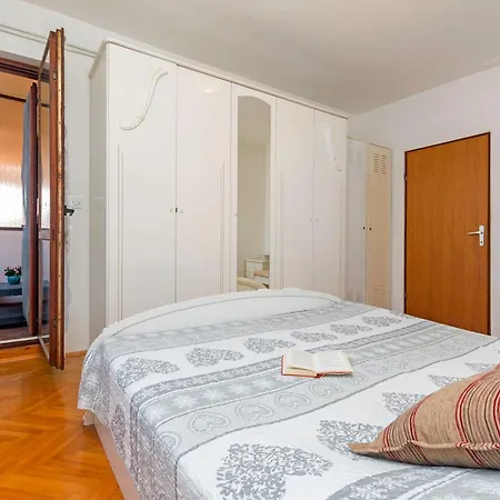 Apartment Bright & Spacious With Terrace In Stinjan Pula