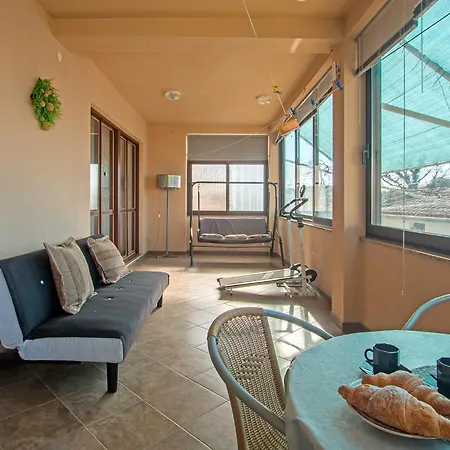 Bright & Spacious With Terrace In Stinjan Apartment
