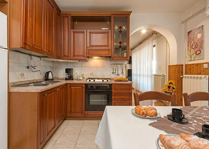 Bright & Spacious With Terrace In Stinjan Appartement