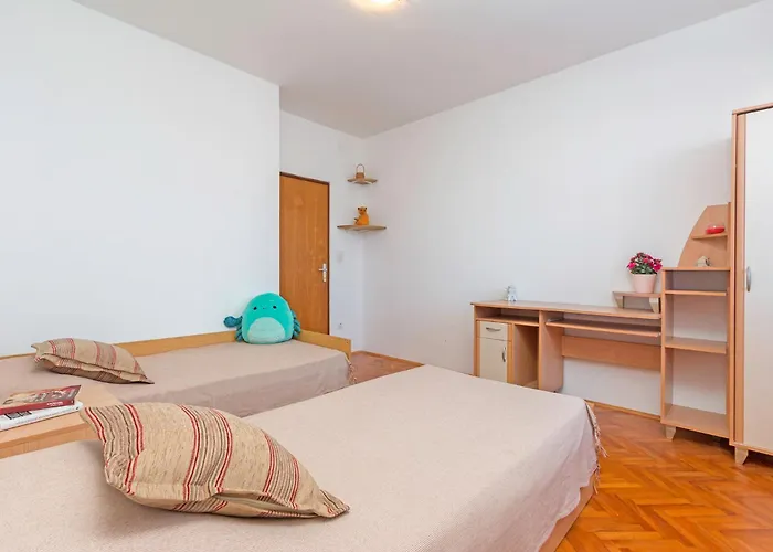 Bright & Spacious With Terrace In Stinjan Appartement