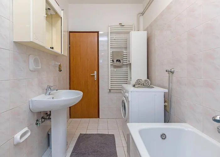 Bright & Spacious With Terrace In Stinjan *