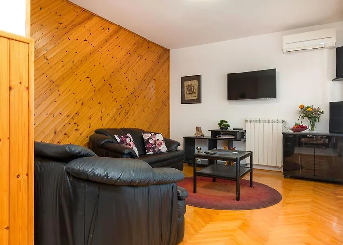 Bright & Spacious With Terrace In Stinjan Pula