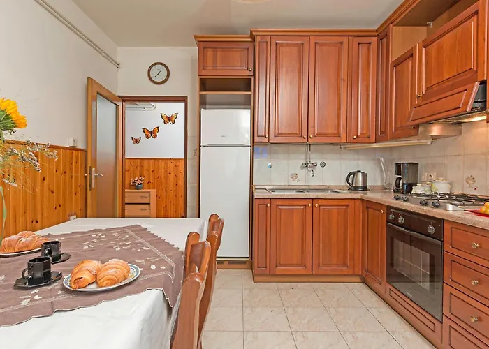 Bright & Spacious With Terrace In Stinjan Appartement Pula