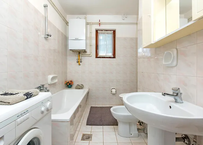 Bright & Spacious With Terrace In Stinjan