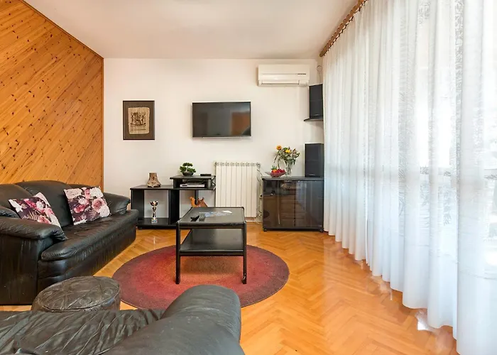 Bright & Spacious With Terrace In Stinjan *